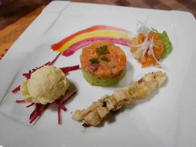 ポキのある料理（ミッキーのレインボー・ルアウ）