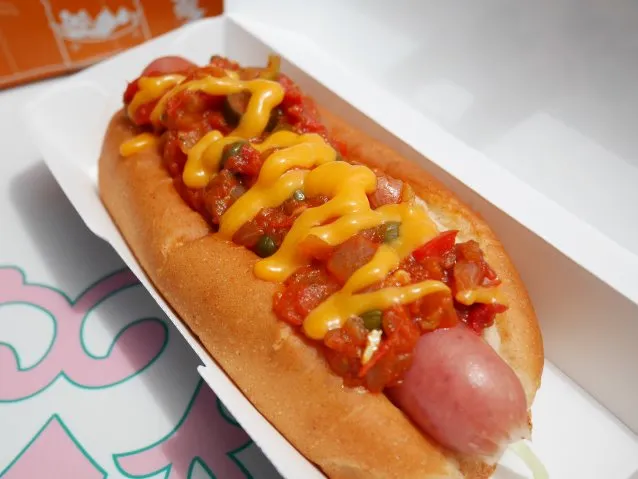トマトソースとチーズソースのホットドッグ（カレー風味）（リフレッシュメントコーナー）