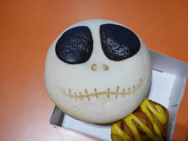 カレーパン＆パンプキン風味のシナモンロール（スウィートハート・カフェ）