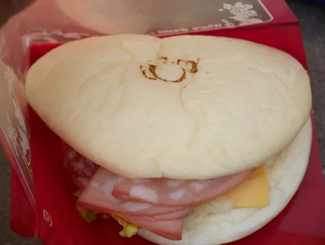 モルタデッラとサラミとポテトのジェノヴェーゼサンド（マンマ・ビスコッティーズ・ベーカリー）