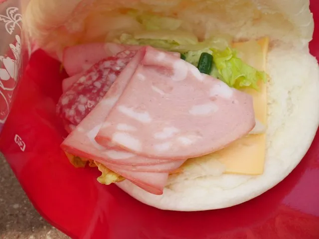モルタデッラとサラミとポテトのジェノヴェーゼサンド 中身（マンマ・ビスコッティーズ・ベーカリー）