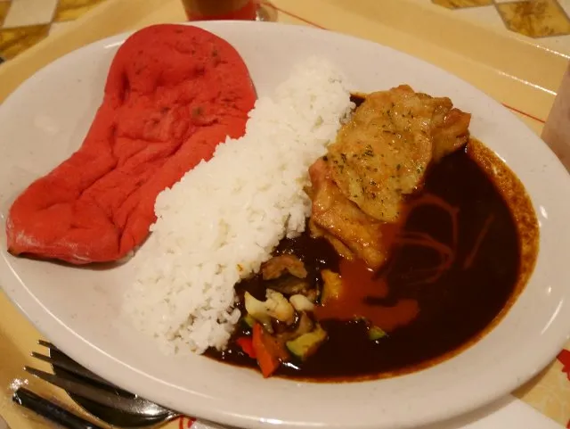 ブラックカリー、ハーブ風味のチキン添え　ライスとナン付き（カスバ・フードコート）