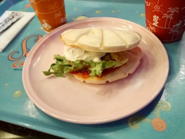 グリルチキンとアップルのクリーミーチーズソースサンド（セバスチャンのカリプソキッチン）