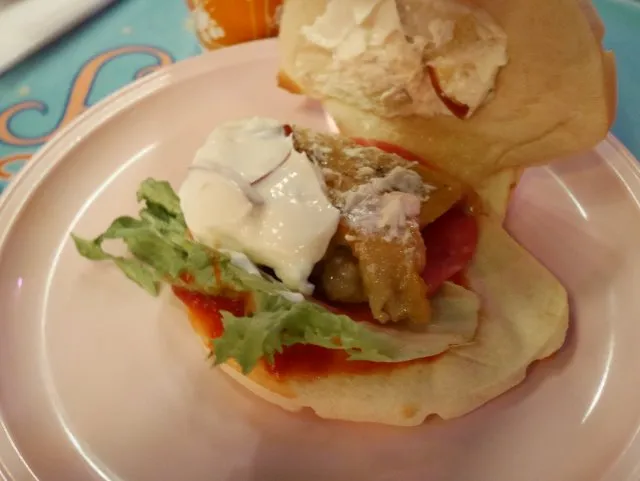 グリルチキンとアップルのクリーミーチーズソースサンド 中身（セバスチャンのカリプソキッチン）