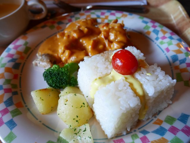 チキンのシーフードクリームソース、バターライス添え（グランマ・サラのキッチン）