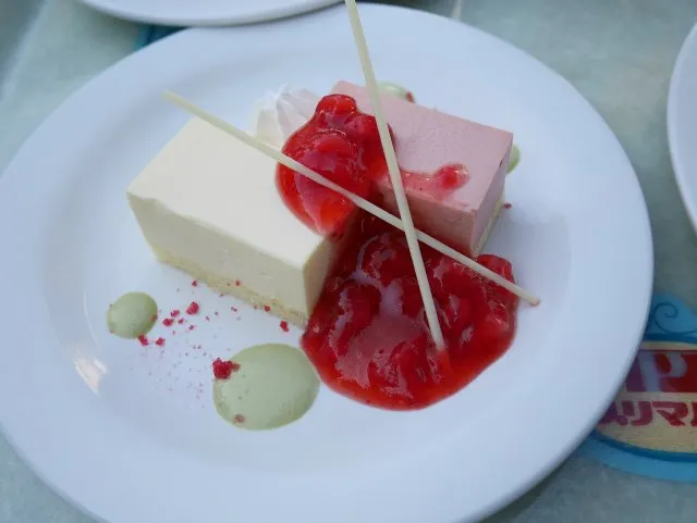 ストロベリーとホワイトチョコレートのムースケーキ（プラザパビリオン・レストラン）