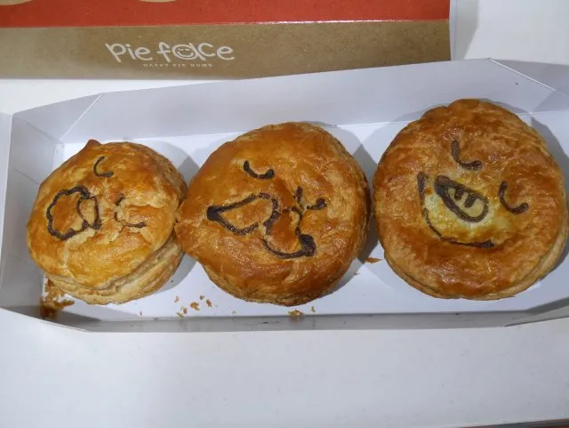 ラズベリー＆クランベリークリームチーズ、サーモンとチーズのクリームシチュー、ビーフシチュー（Pie face）