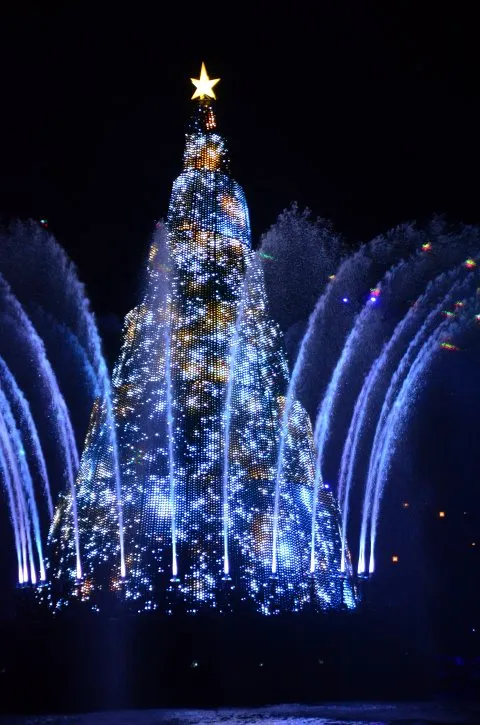 噴水とクリスマスツリー（カラー・オブ・クリスマス 2017）