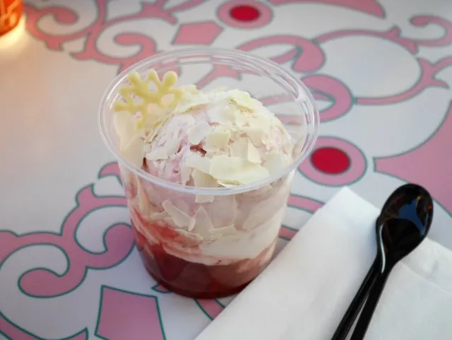 パンナコッタ＆ストロベリーサンデー（アイスクリームコーン）