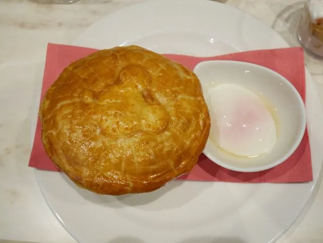 ソーセージ＆ポテトのココットパイ（センターストリート・コーヒーハウス）
