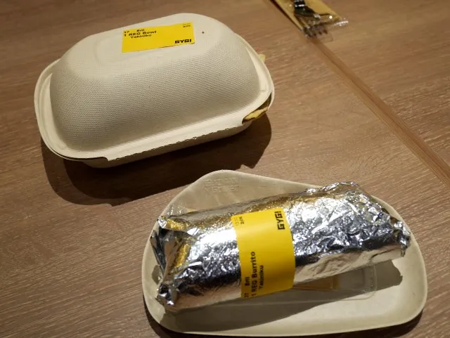 「焼肉」味ブリトーと「焼肉」味ブリトーボウル（GUZMAN Y GOMEZ）