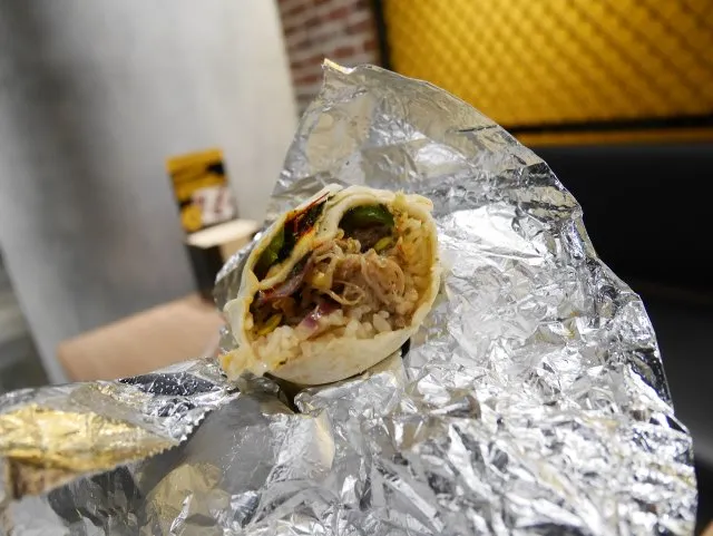 「焼肉」味ブリトー 断面（GUZMAN Y GOMEZ）