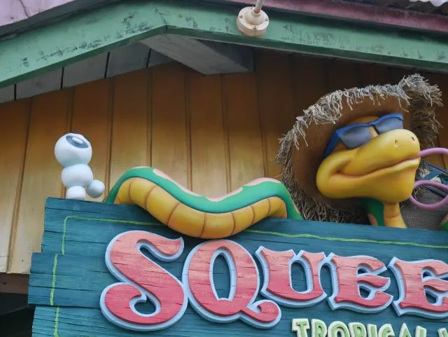 スクウィーザーズ・トロピカル・ジュースバー看板のスノーギース（アナとエルサのフローズンファンタジー）