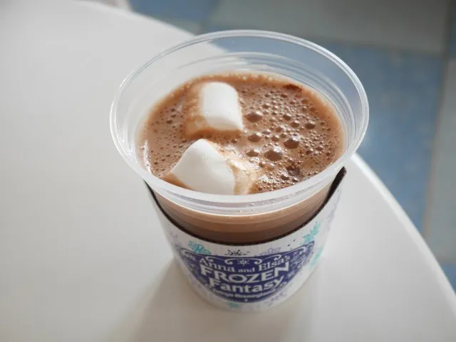 ホットチョコレートドリンク（アイスクリームコーン）