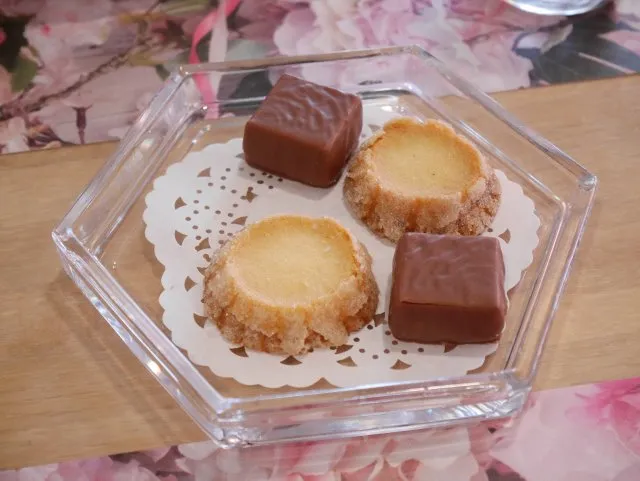 コーヒー受けのお菓子（レストラン フォンタナ）