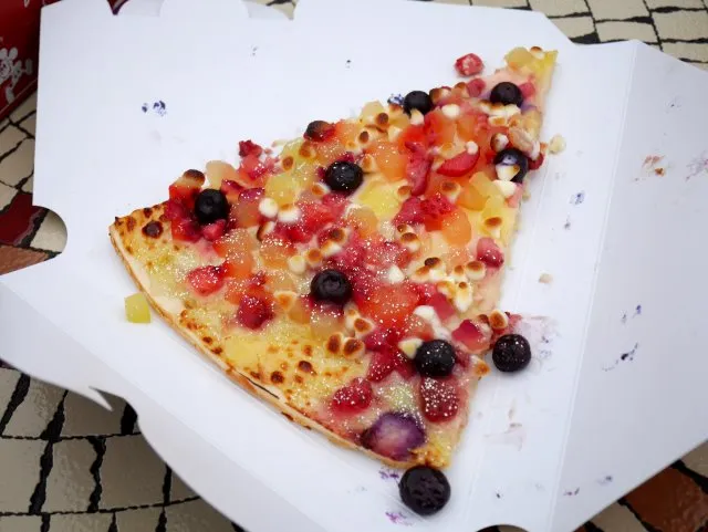 ティンカーベリーピザ（フルーツ＆カスタード）（キャプテンフックス・ギャレー）