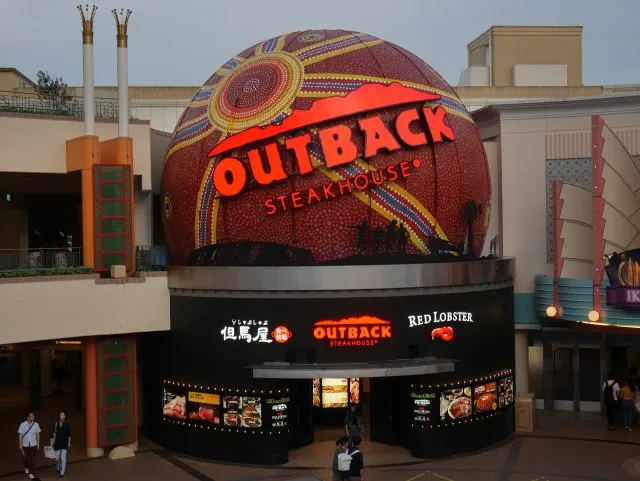 目立つOUTBACK STEAKHOUSEの球体看板（セレブレーション・プラザ）