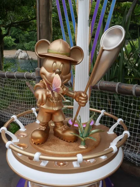 虫取り網で蝶を捕まえるミッキー（ハピエストミッキースポット）