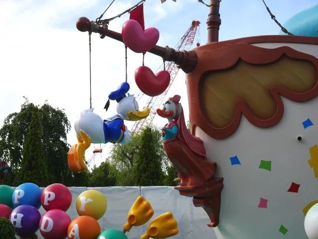 船首のデイジーとキスしたいドナルド（ドナルドの“ハッピーバースデー・トゥ・ミー！”）