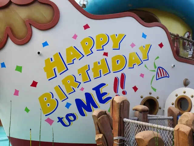 船体のHAPPY BIRTHDAY to ME!!ペイント（ドナルドの“ハッピーバースデー・トゥ・ミー！”）