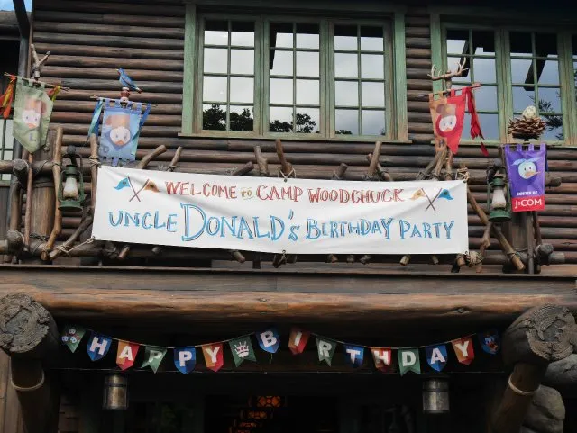 店舗入り口の幕「UNCLE DONALD'S BIRTHDAY PARTY」（キャンプ・ウッドチャック・キッチン）
