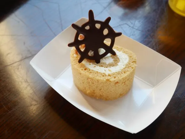 オレンジクリームのキャラメルロールケーキ（ニューヨーク・デリ）