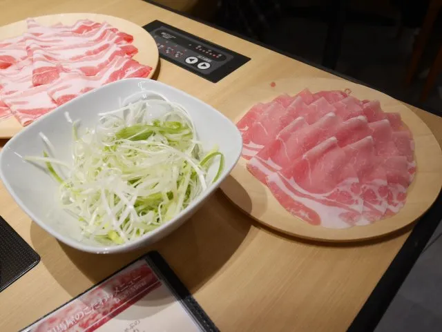 肉皿とネギ（しゃぶしゃぶ但馬屋）
