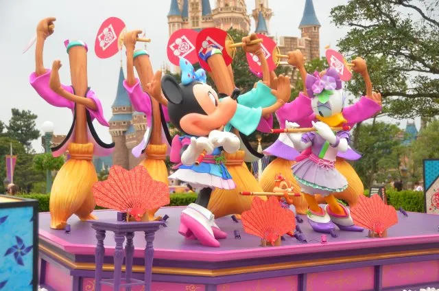 ミニー、デイジー、ほうき（ディズニー夏祭り 2018）