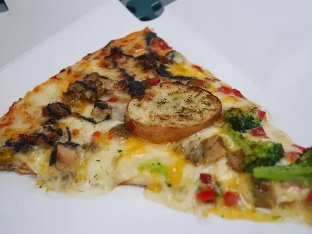ピッツァ・スモールワールド（チキン＆ベジタブル）（キャプテンフックス・ギャレー）