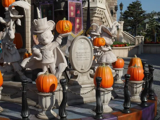 グーフィー、ミッキー、ミニー像（ディズニー・ハロウィーン 2018）