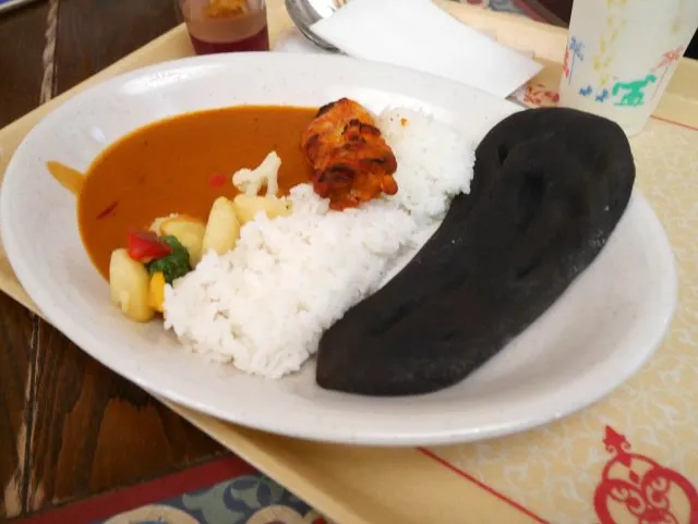 バターチキンカリー（中辛）、ビーツソース入り ライスとブラックナン付き（カスバ・フードコート）