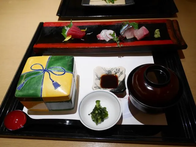 お造りと丼と味噌汁椀（花 Hana）