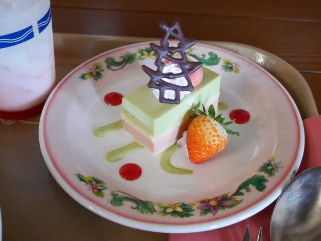 ストロベリーとピスタチオのムースケーキ（カフェ・ポルトフィーノ）