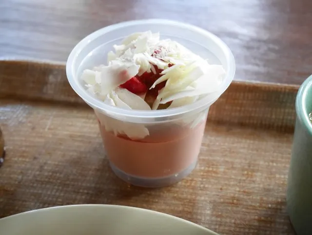 ストロベリー＆ピスタチオムースケーキのカップデザート（ユカタン・ベースキャンプ・グリル）