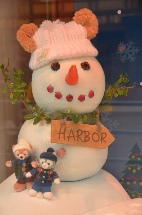 ダッフィー帽子の雪だるま（マクダックス・デパートメントストア）