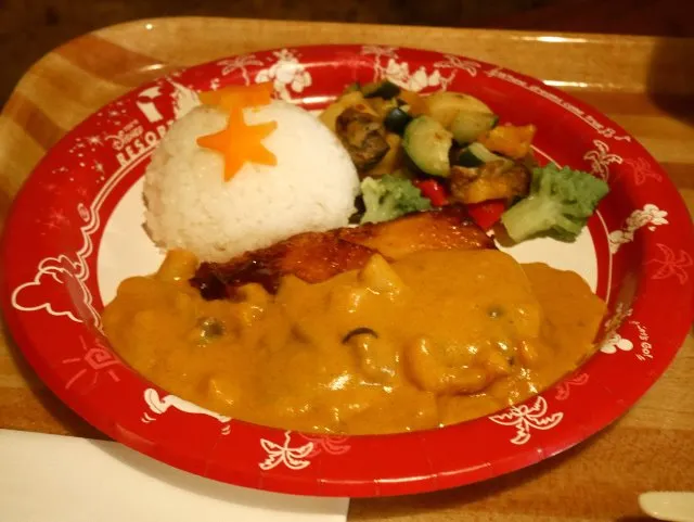 ローストチキン、シーフードとキノコのクリームソース、ライスとベジタブル添え（グランマ・サラのキッチン）