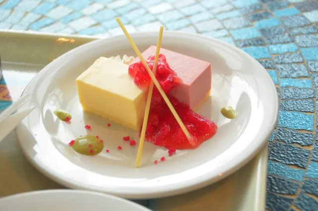 ストロベリーとホワイトチョコレートのムースケーキ（プラザパビリオン・レストラン）