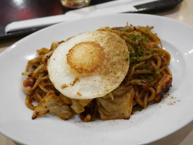 焼きそば 目玉焼き乗せ（江戸屋）