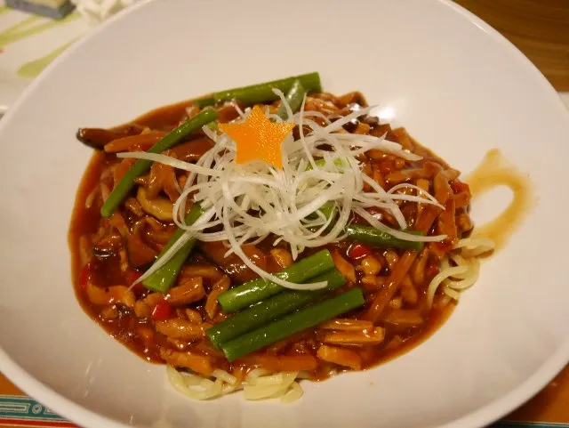 豚肉とタケノコのあんかけ麺（ヴォルケイニア・レストラン）