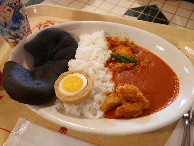 レッドカリー（中辛）、フライドチキンとスコッチエッグ添え ライスとブラックナン付き（カスバ・フードコート）