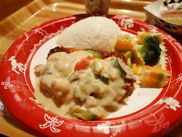 ローストチキン、カレー風味のベジタブルクリームソース、ライス添え（グランマ・サラのキッチン）