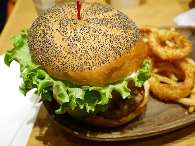厚切りチェダーアボカドバーガー（KUA 'AINA）