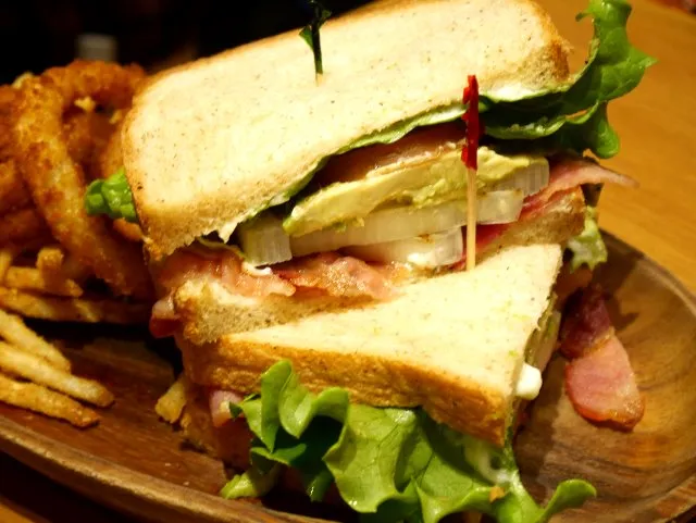 BLT＆アボカドのサンドウィッチ（KUA 'AINA）