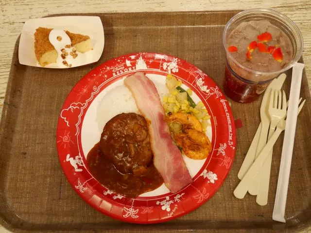 ハンバーグ　BBQデミグラスソース　ケイジャンシュリンプ、ベーコン、ライス添えとアップル＆シナモンのクランブルケーキ（ユカタン・ベースキャンプ・グリル）