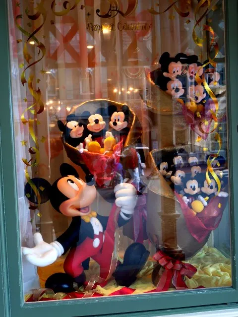 ミッキーの束を持つミッキー（“Happiest Celebration!”グランドフィナーレ）