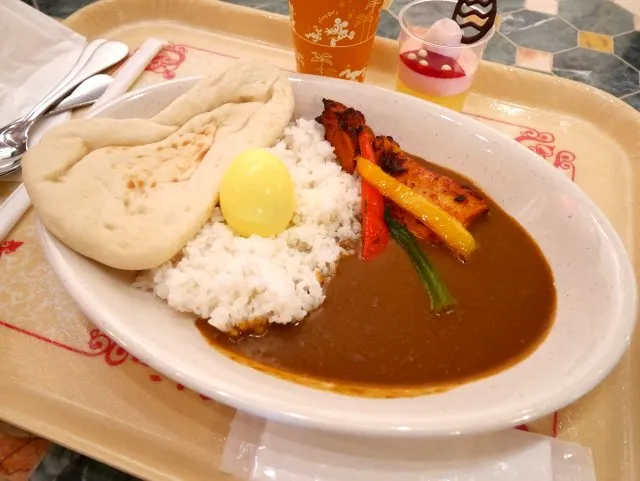 タンドーリチキンカリー（中辛）、半熟玉子添え ライスとナン付き（カスバ・フードコート）
