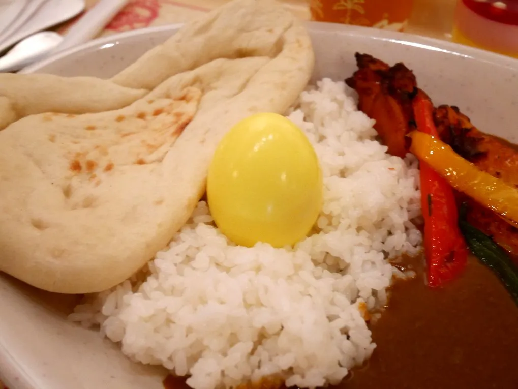 タンドーリチキンカリー（中辛）、半熟玉子添え ライスとナン付き アップ（カスバ・フードコート）
