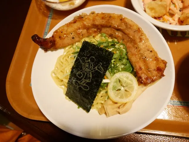 ブラックペッパーポークのつけ麺（ヴォルケイニア・レストラン）