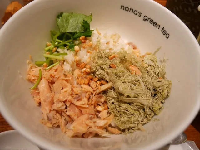 鮭ととろろ昆布の柚子胡椒出汁茶漬け（ナナズグリーンティー）