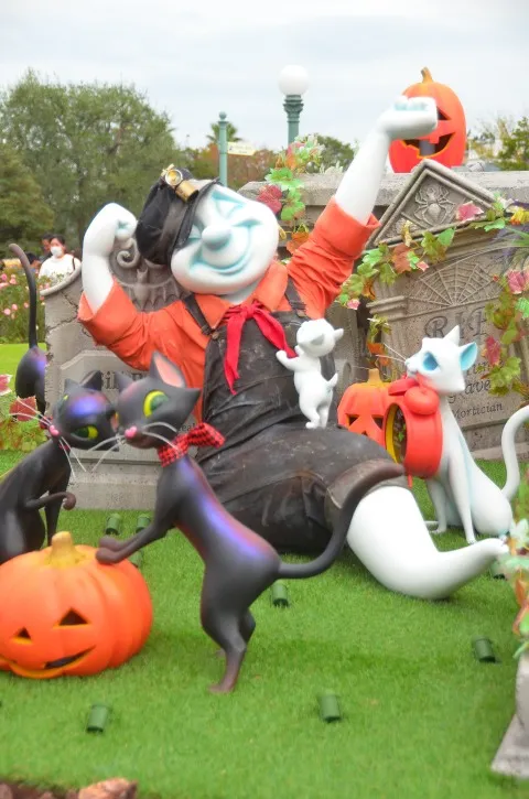ネコに囲まれるゴースト（ディズニー・ハロウィーン 2019）